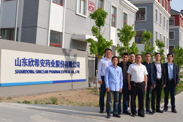 QY千亿国际部分员工与审查领导合影